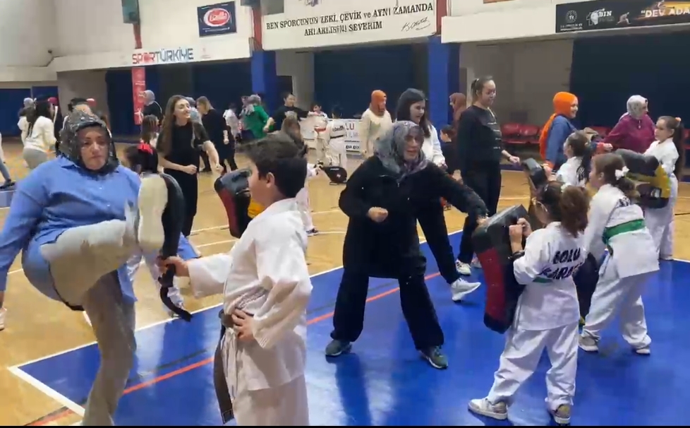 Anneleriyle Karate Yaptılar 