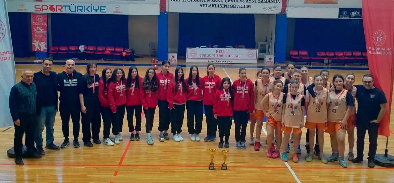 U16 Kızlarda Şampiyon Artı Akademi