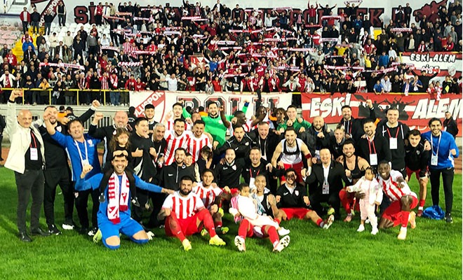 Galibiyet Pozu Taraftarlarla