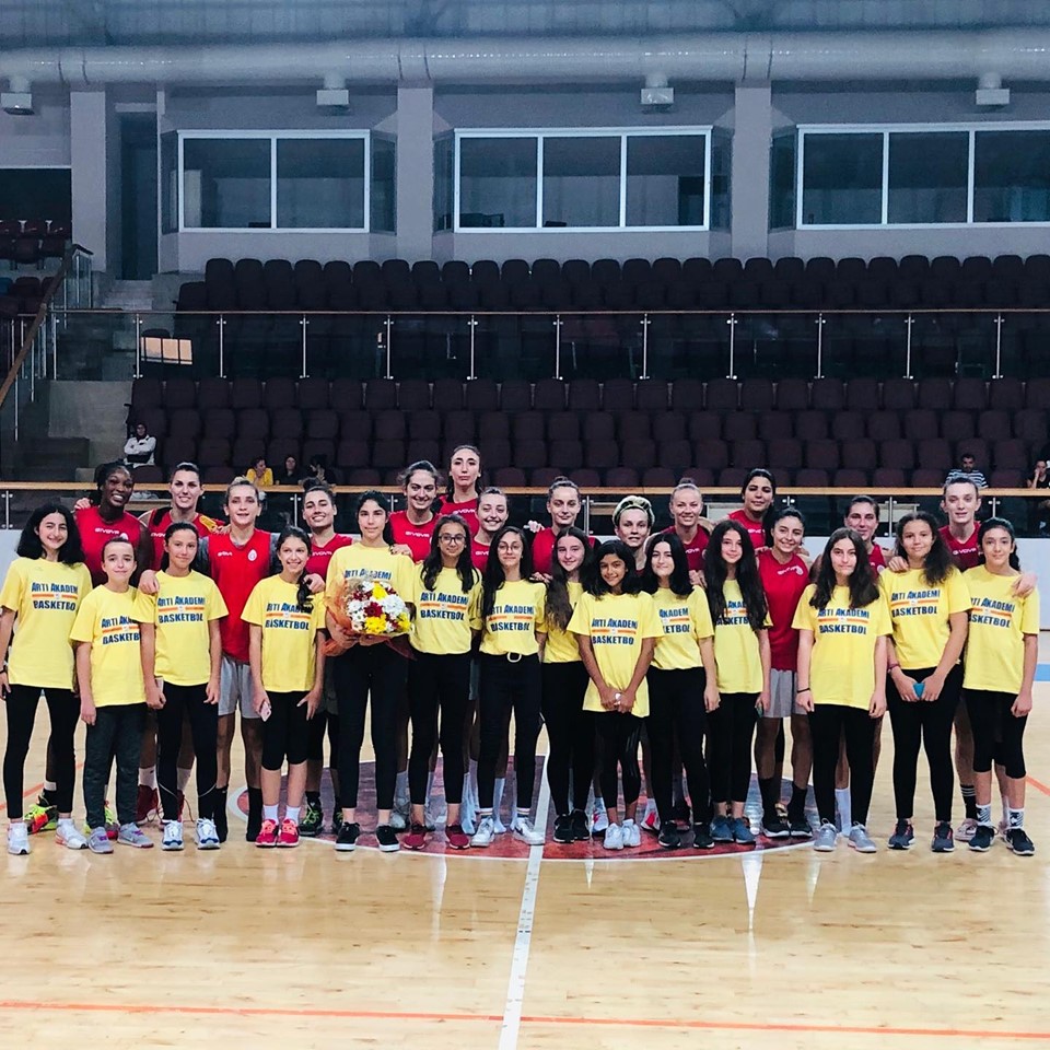 Genç Basketçiler, Galatasaray Kadın Basket takımı ile tanıştı.
