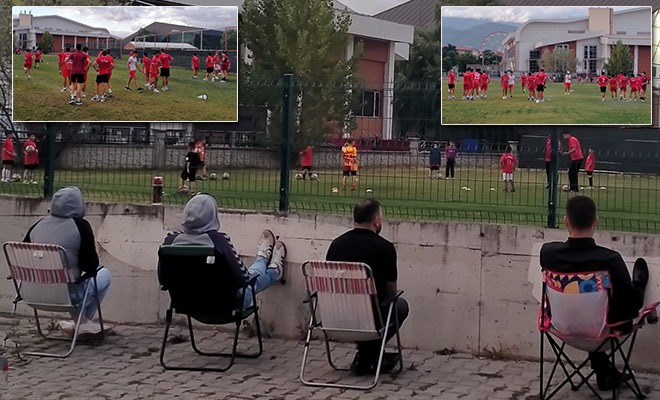 Kamp Sandalyesi İle Çocuklarını İzliyorlar